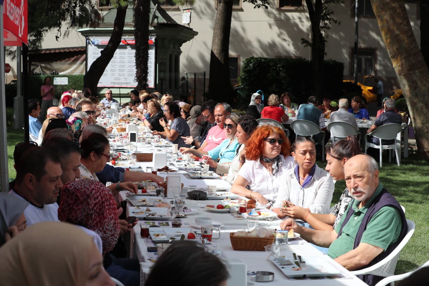 Yenilenen Çocuk Parkı Aile Çay Bahçesinde Başkan Hürriyet’ten vefa buluşması (6)