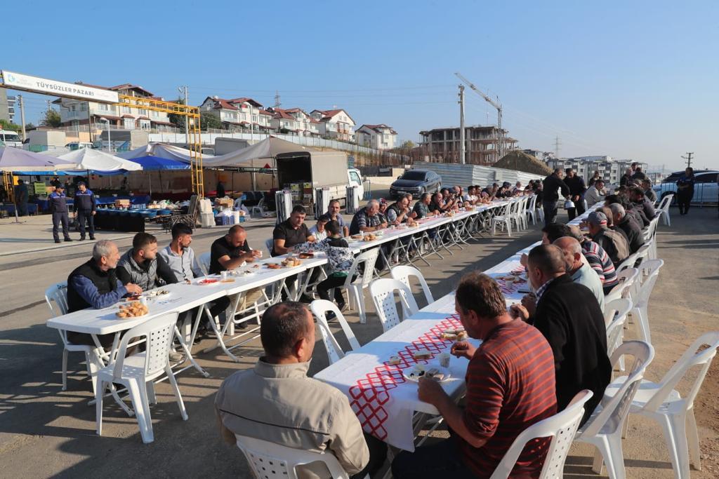Baskan Hürriyet, Tüysüzler Pazar Alani'ni Pazarci esnafiyla açti (13)