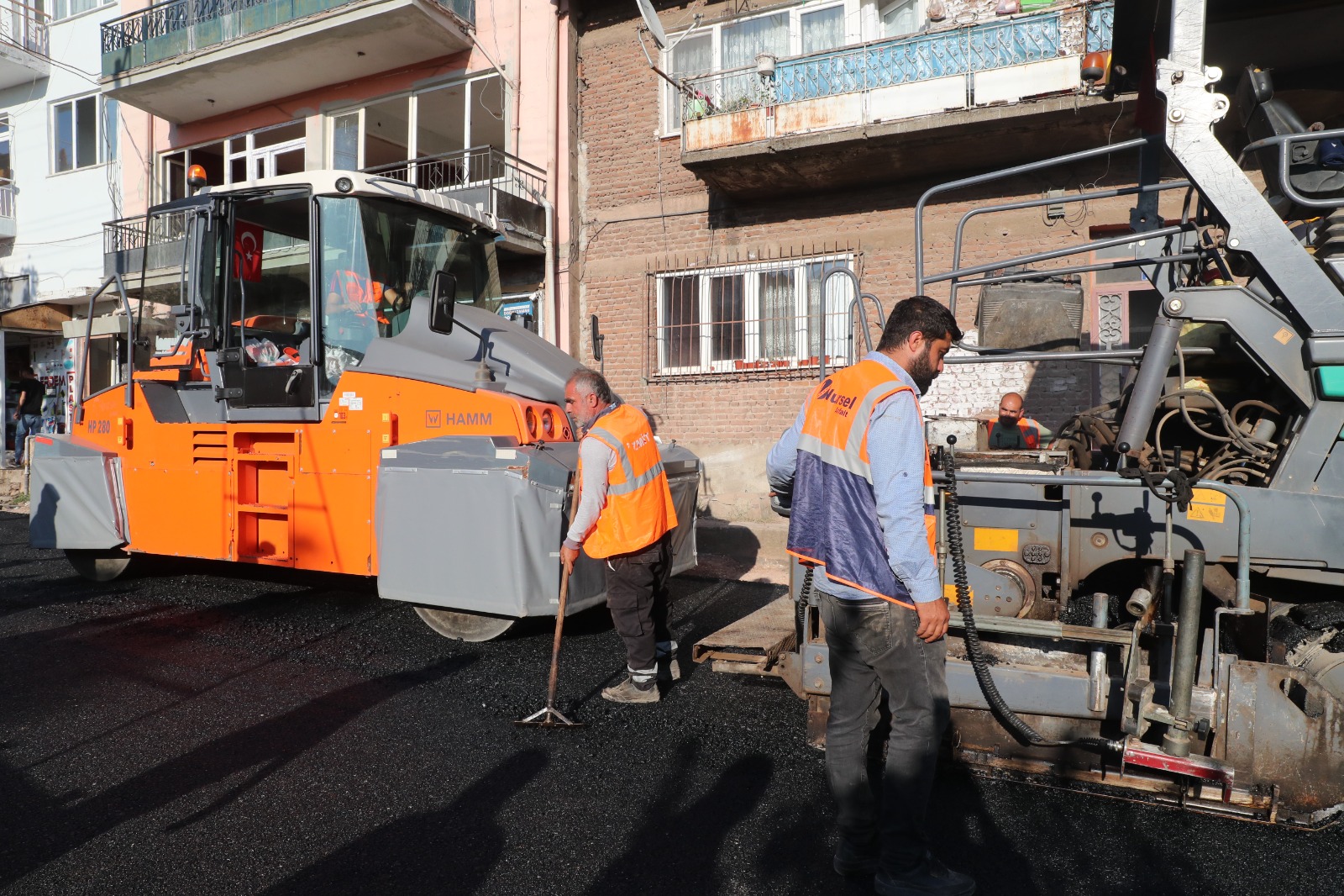 Baskan Hürriyet, Yenidogan Mahallesinin 23 yildir el sürülmeyen sorununu çözdü (5)
