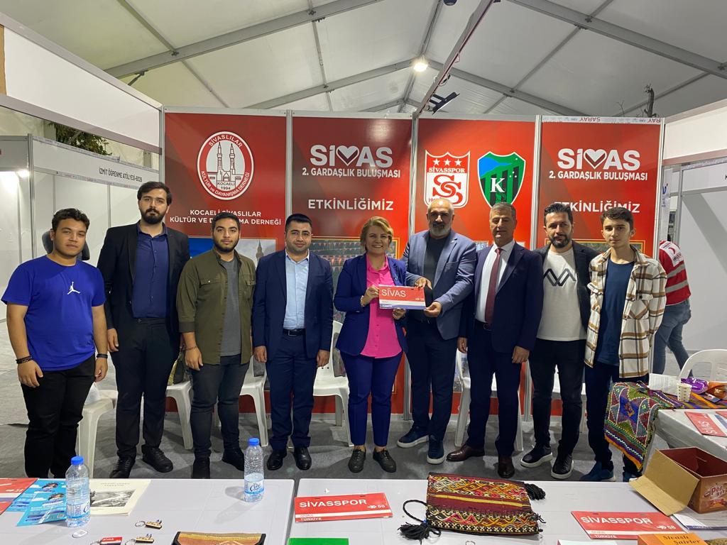 Başkan Hürriyet kitap fuarı ziyaret (1)