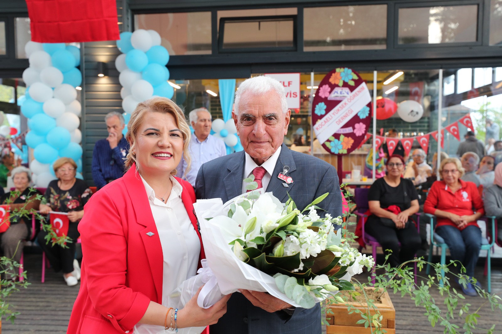 Başkana çiçek takdimi