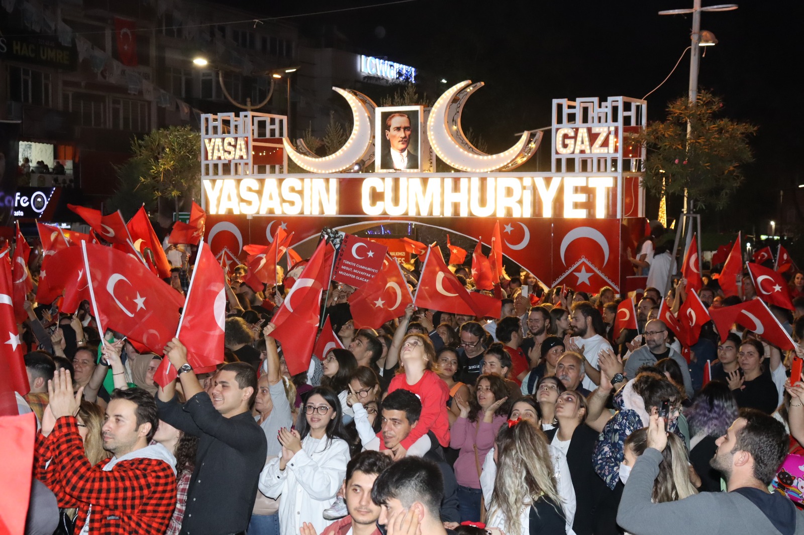 Belediye meydanında Cumhuriyet Coşkusu (1)