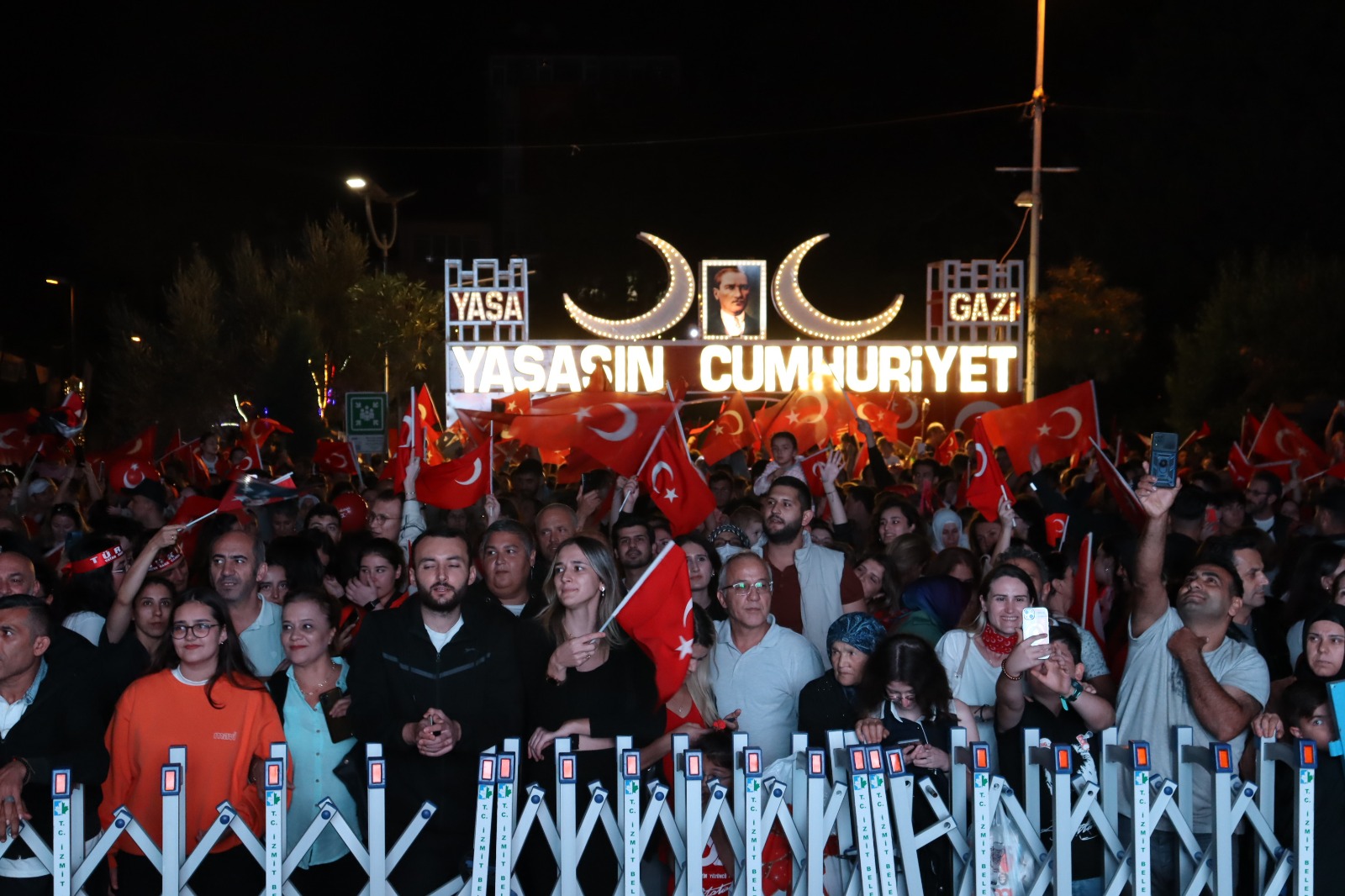 Belediye meydanında Cumhuriyet Coşkusu (2)