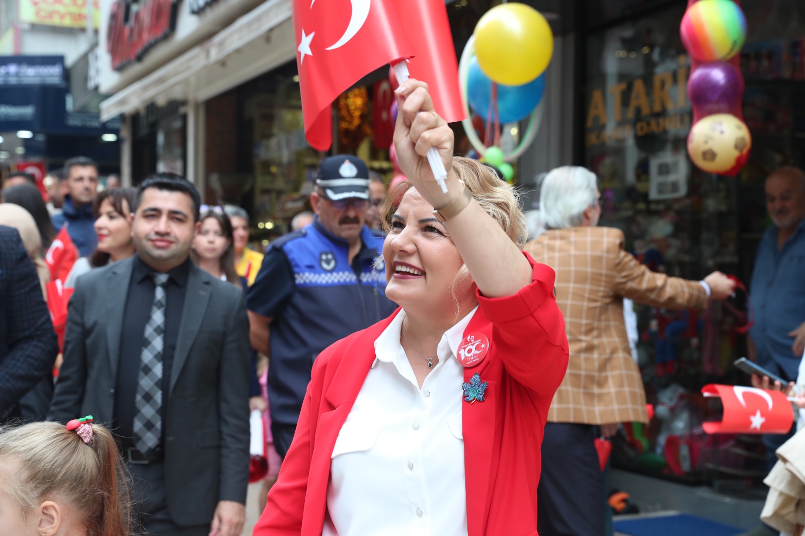 Çınar Çocuk Evi’nin minikleri İzmit sokaklarında 100’üncü yıl coşkusu yaşattı (1)