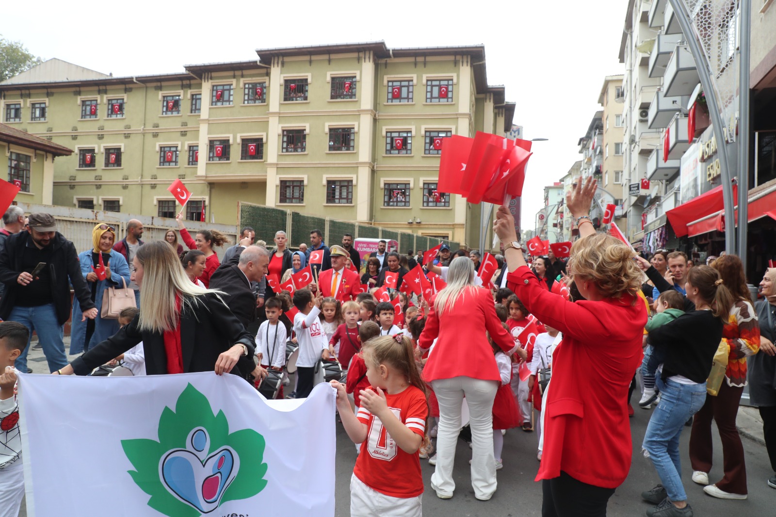 Çınar Çocuk Evi’nin minikleri İzmit sokaklarında 100’üncü yıl coşkusu yaşattı (10)