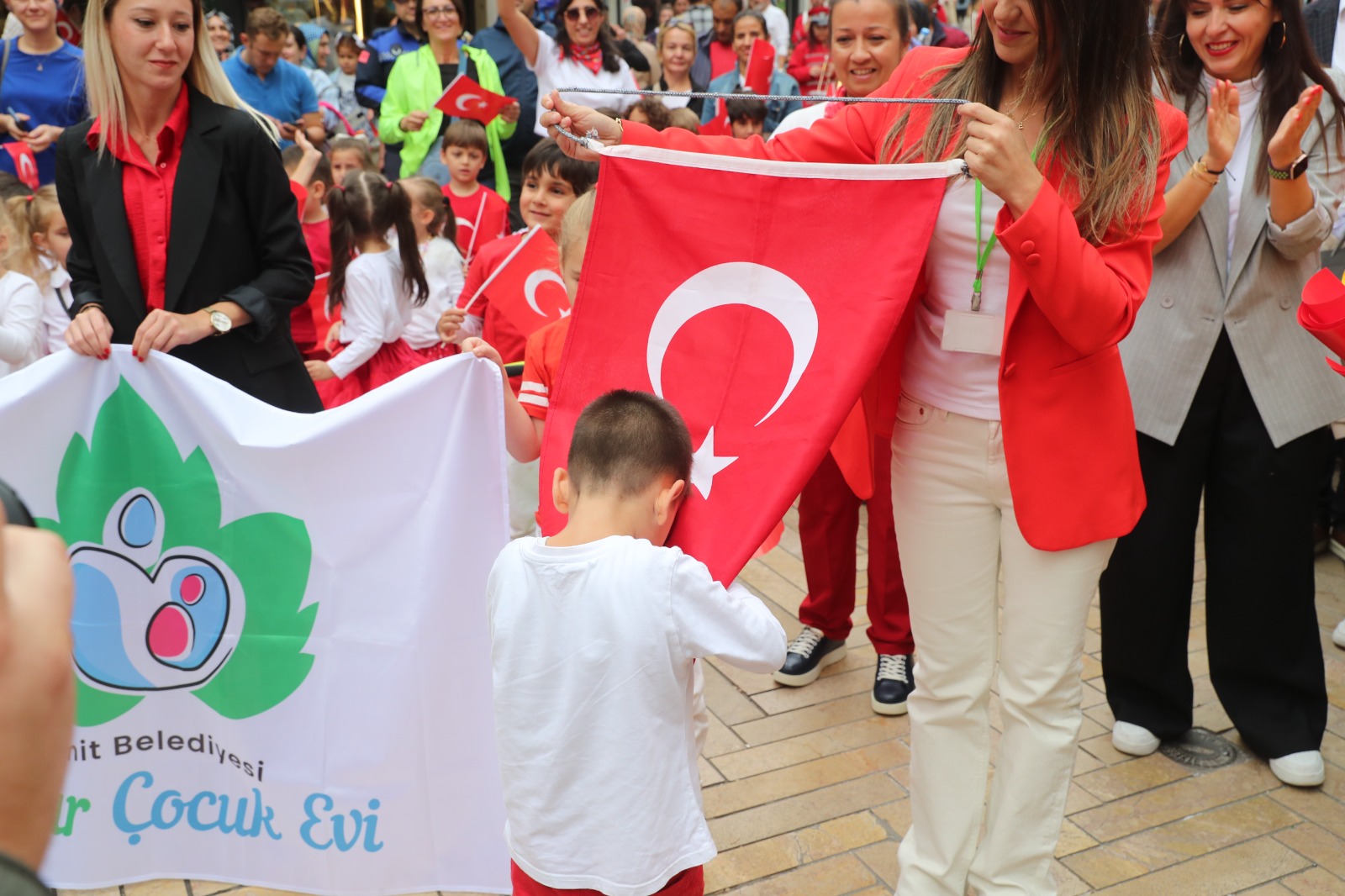 Çınar Çocuk Evi’nin minikleri İzmit sokaklarında 100’üncü yıl coşkusu yaşattı (11)