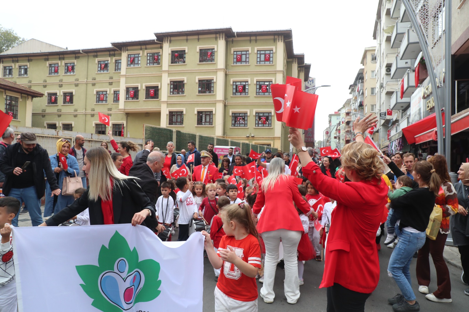 Çınar Çocuk Evi’nin minikleri İzmit sokaklarında 100’üncü yıl coşkusu yaşattı (2)