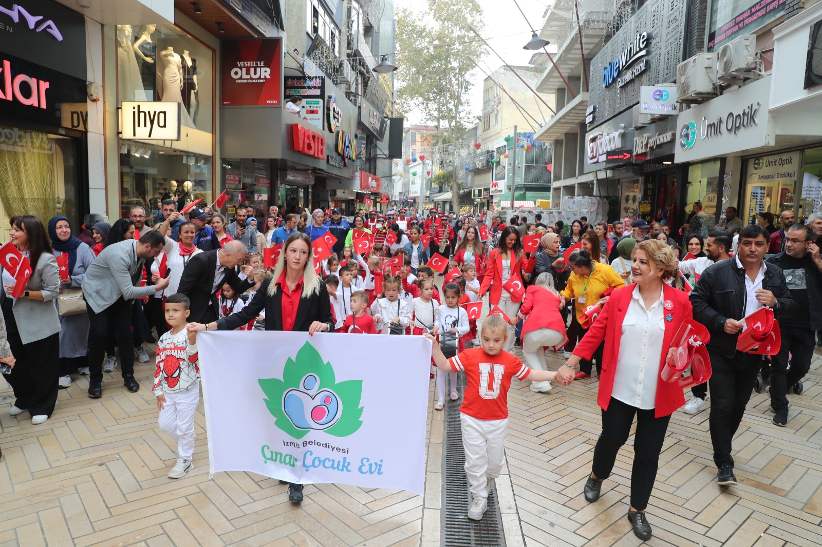 Çınar Çocuk Evi’nin minikleri İzmit sokaklarında 100’üncü yıl coşkusu yaşattı (3)