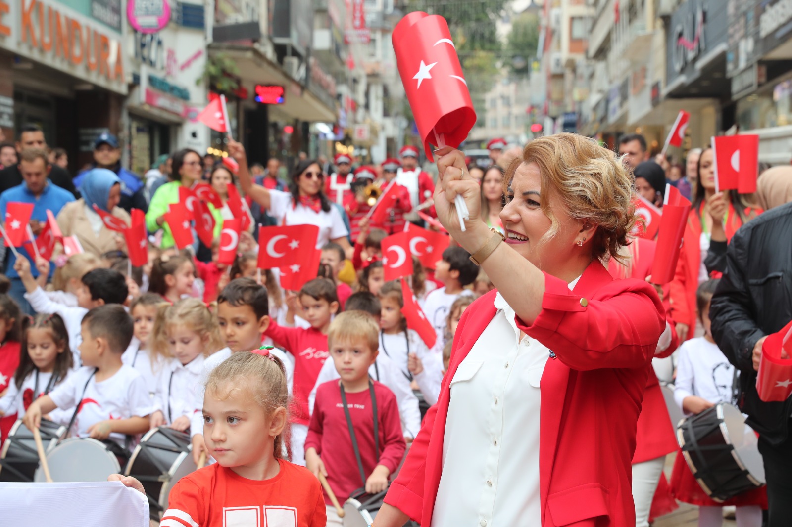 Çınar Çocuk Evi’nin minikleri İzmit sokaklarında 100’üncü yıl coşkusu yaşattı (4)