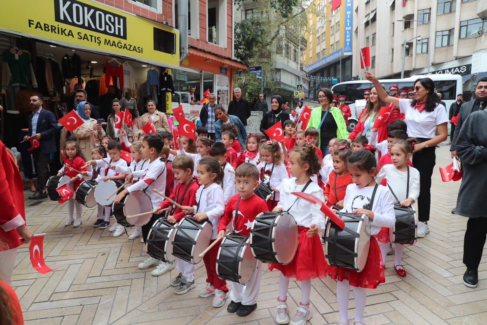 Çınar Çocuk Evi’nin minikleri İzmit sokaklarında 100’üncü yıl coşkusu yaşattı (6)