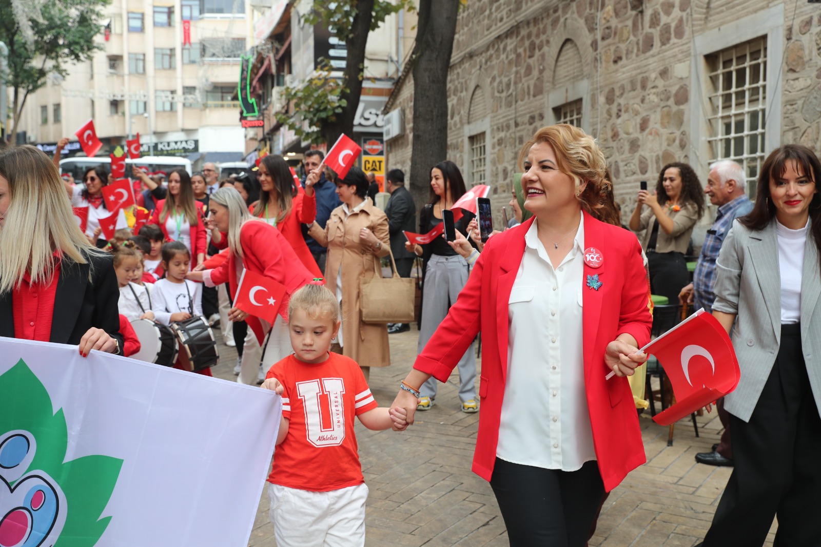 Çınar Çocuk Evi’nin minikleri İzmit sokaklarında 100’üncü yıl coşkusu yaşattı (7)