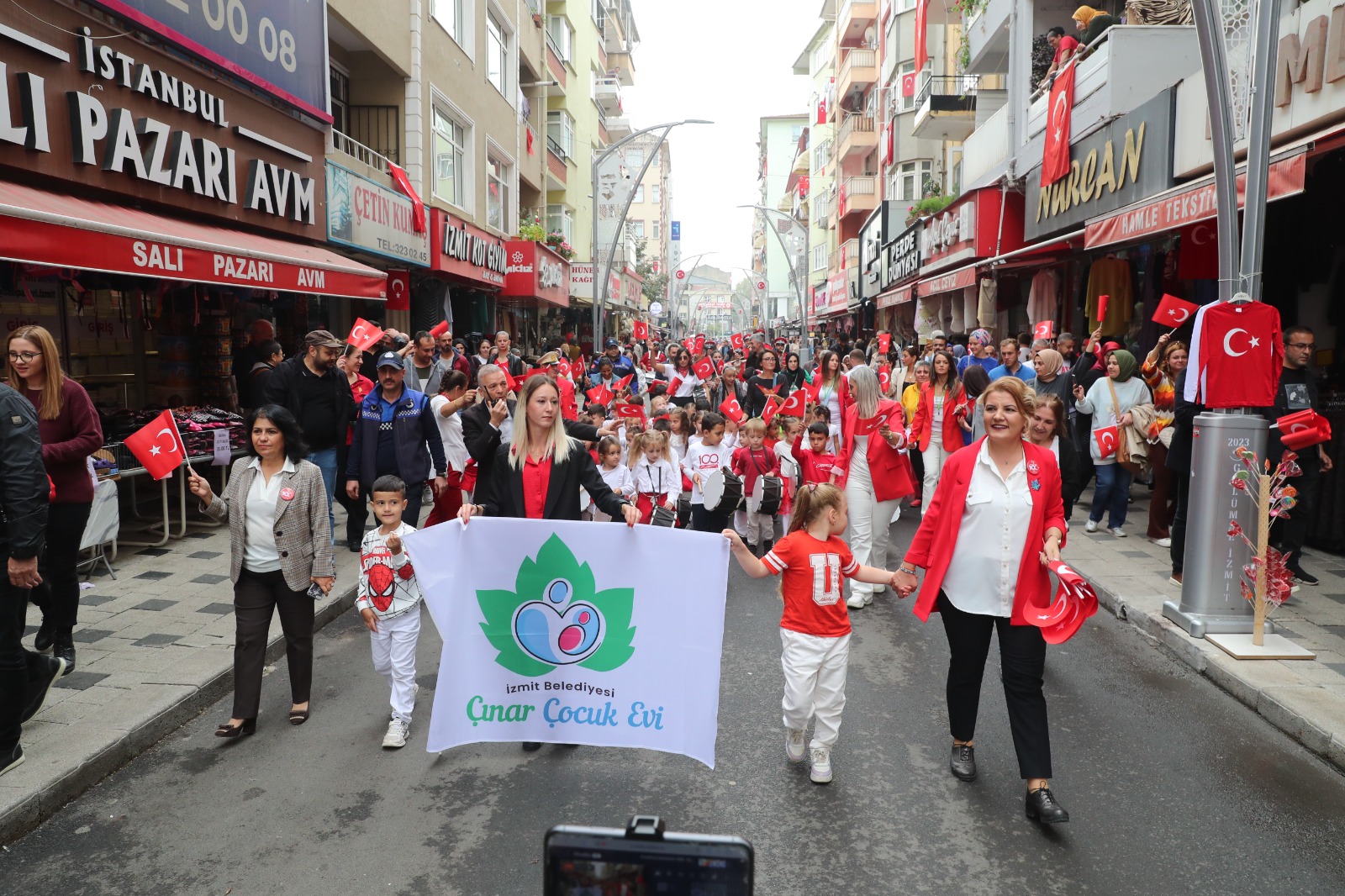 Çınar Çocuk Evi’nin minikleri İzmit sokaklarında 100’üncü yıl coşkusu yaşattı (9)