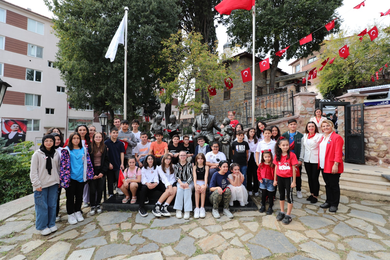 Çocuklar, Cumhuriyetimizin 100. yasini Atatürk'ün aziz hatiralari arasinda kutladi (11)