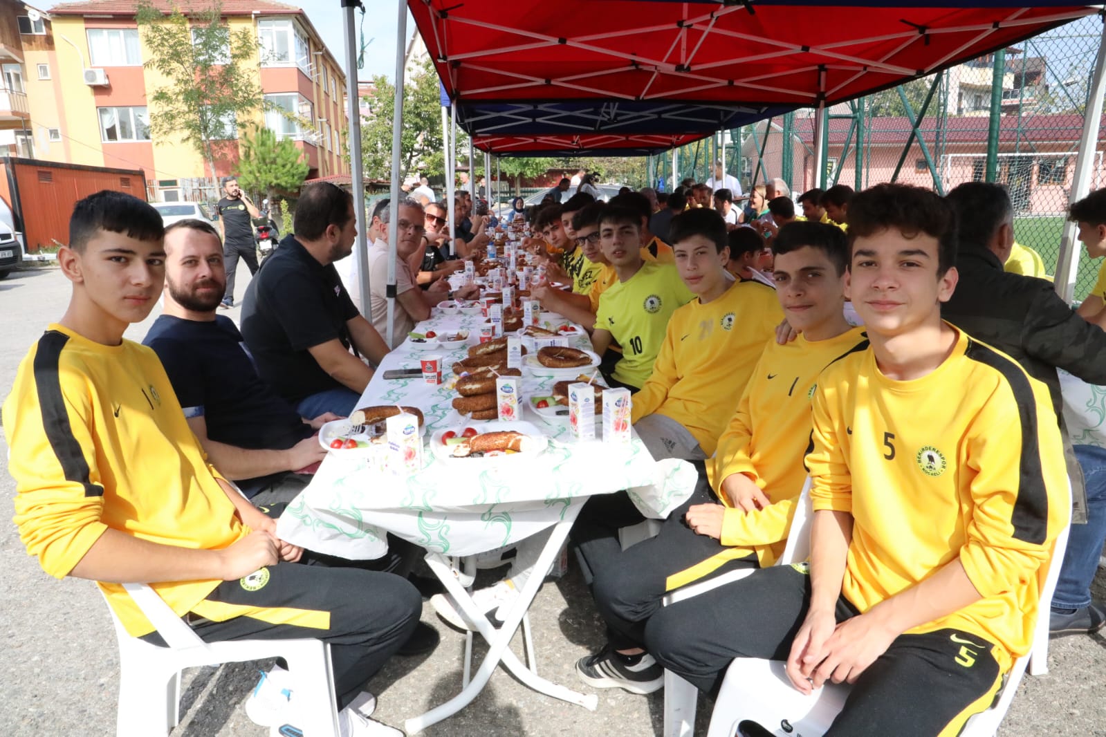 Hürriyet Bekirderesporlu genç futbolcularla kahvaltıda buluştu! (6)