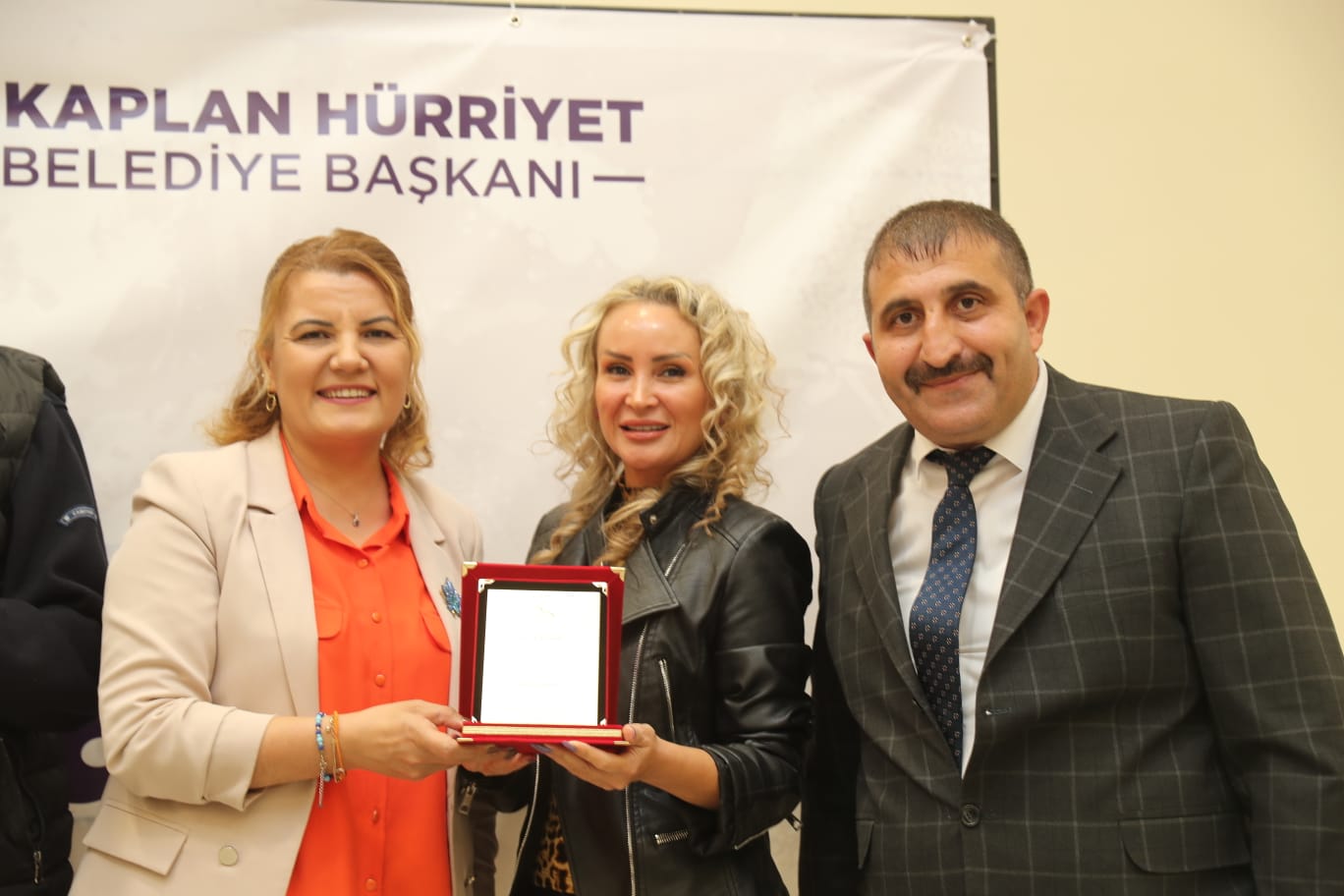 Hürriyet Tüm esnafımız gibi sizleri de çok seviyor, sorunlarınızı tek tek çözüyoruz (12)