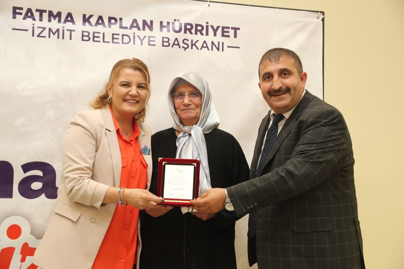 Hürriyet Tüm esnafımız gibi sizleri de çok seviyor, sorunlarınızı tek tek çözüyoruz (14)