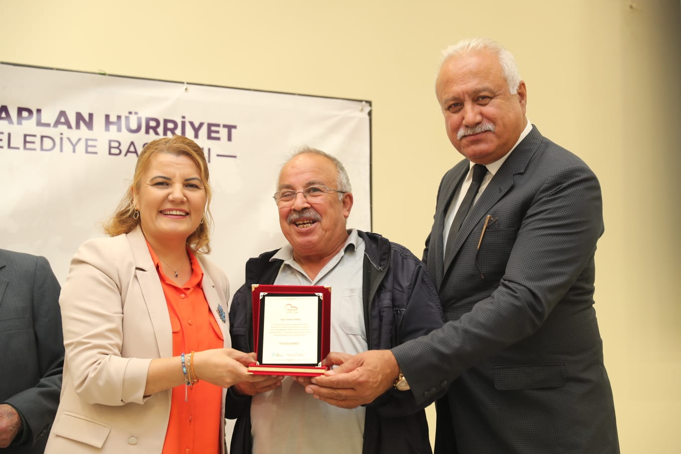 Hürriyet Tüm esnafımız gibi sizleri de çok seviyor, sorunlarınızı tek tek çözüyoruz (19)