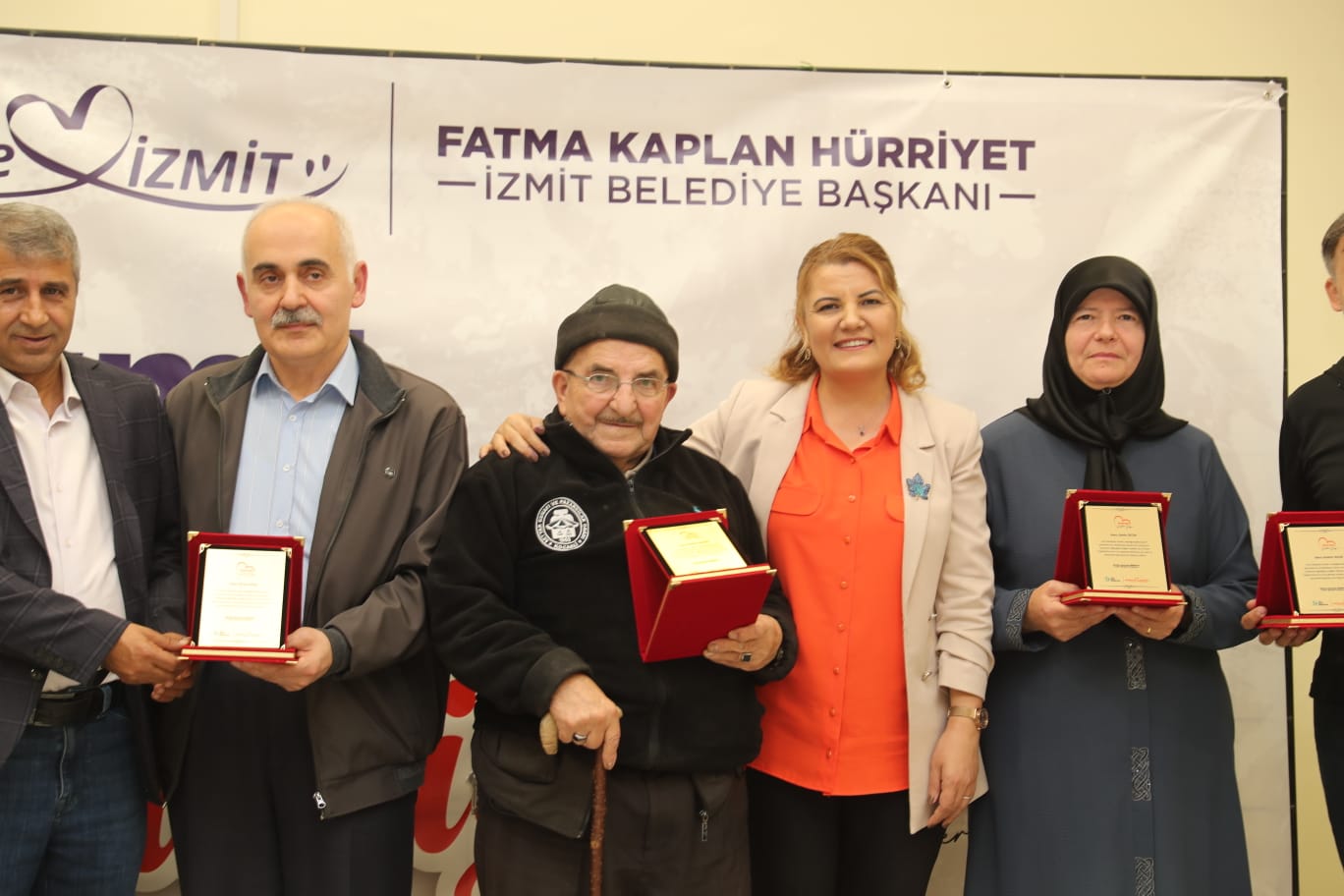 Hürriyet Tüm esnafımız gibi sizleri de çok seviyor, sorunlarınızı tek tek çözüyoruz (2)