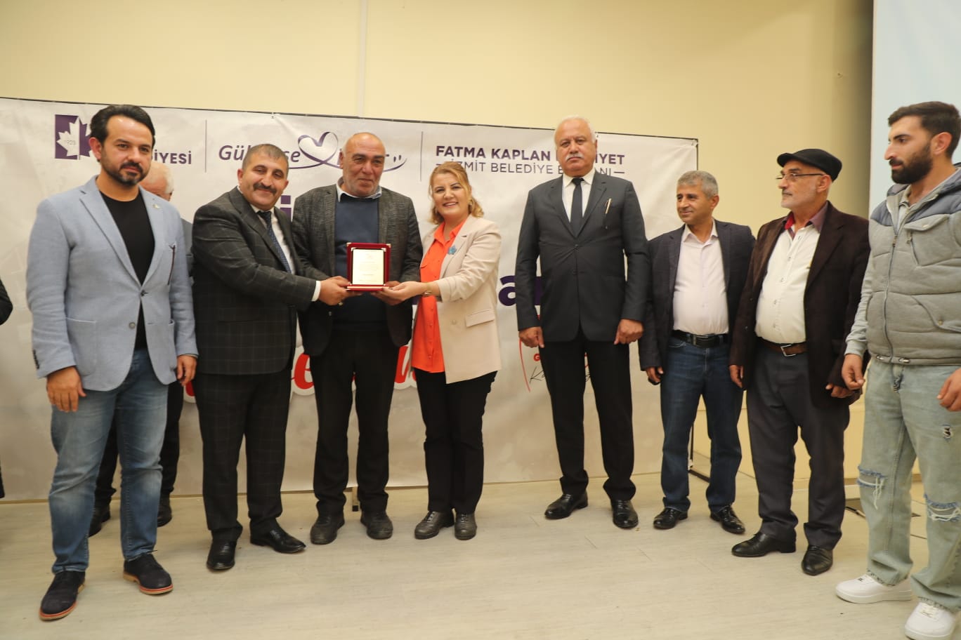 Hürriyet Tüm esnafımız gibi sizleri de çok seviyor, sorunlarınızı tek tek çözüyoruz (4)
