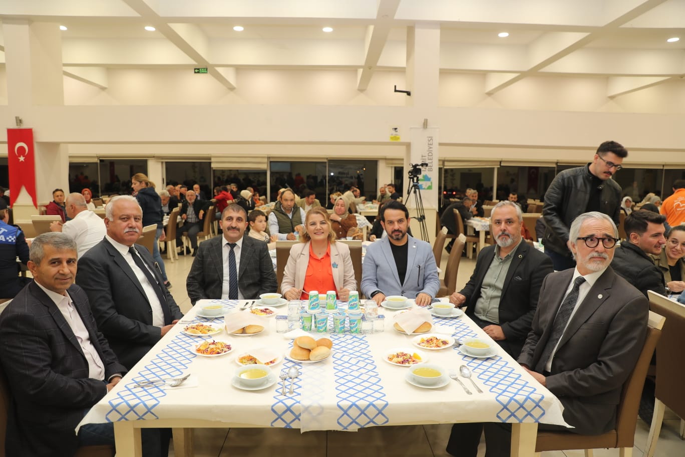 Hürriyet Tüm esnafımız gibi sizleri de çok seviyor, sorunlarınızı tek tek çözüyoruz (7)