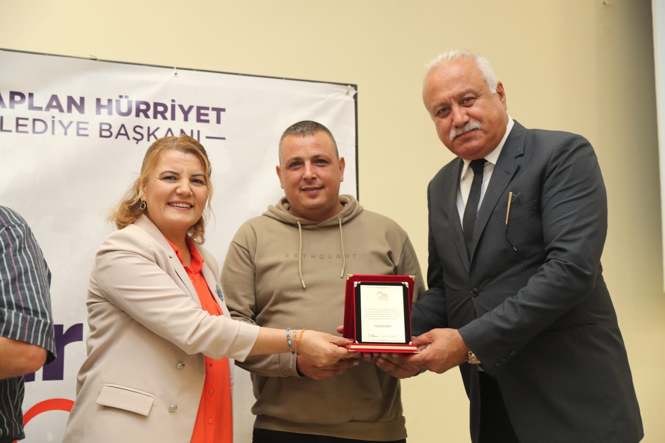 Hürriyet Tüm esnafımız gibi sizleri de çok seviyor, sorunlarınızı tek tek çözüyoruz (8)