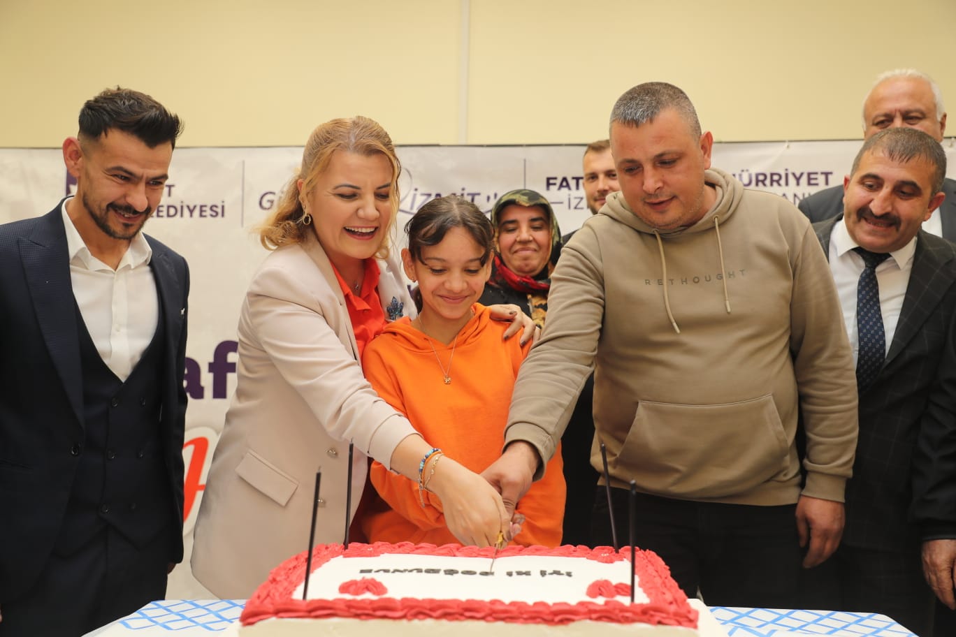 Hürriyet Tüm esnafımız gibi sizleri de çok seviyor, sorunlarınızı tek tek çözüyoruz (9)