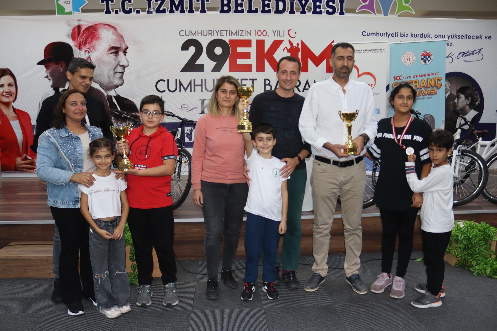 İzmit Belediyesi 100.Yıl Cumhuriyet Satranç Turnuvasında ödüller sahiplerini buldu (1)