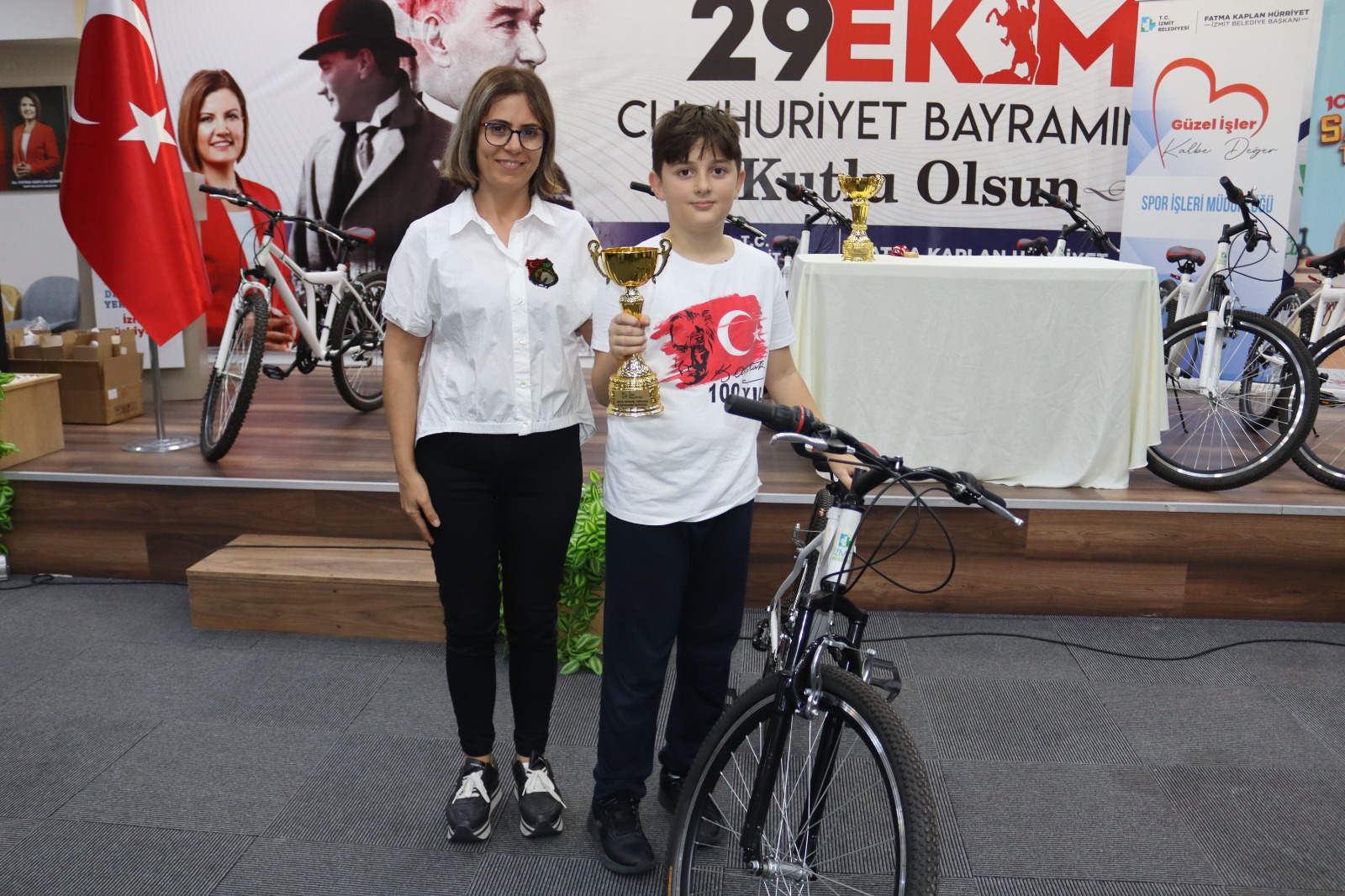 İzmit Belediyesi 100.Yıl Cumhuriyet Satranç Turnuvasında ödüller sahiplerini buldu (2)