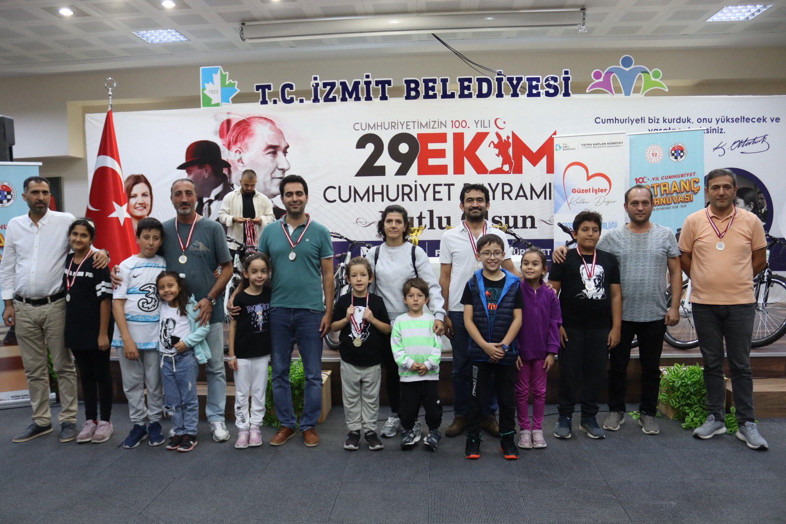 İzmit Belediyesi 100.Yıl Cumhuriyet Satranç Turnuvasında ödüller sahiplerini buldu (4)