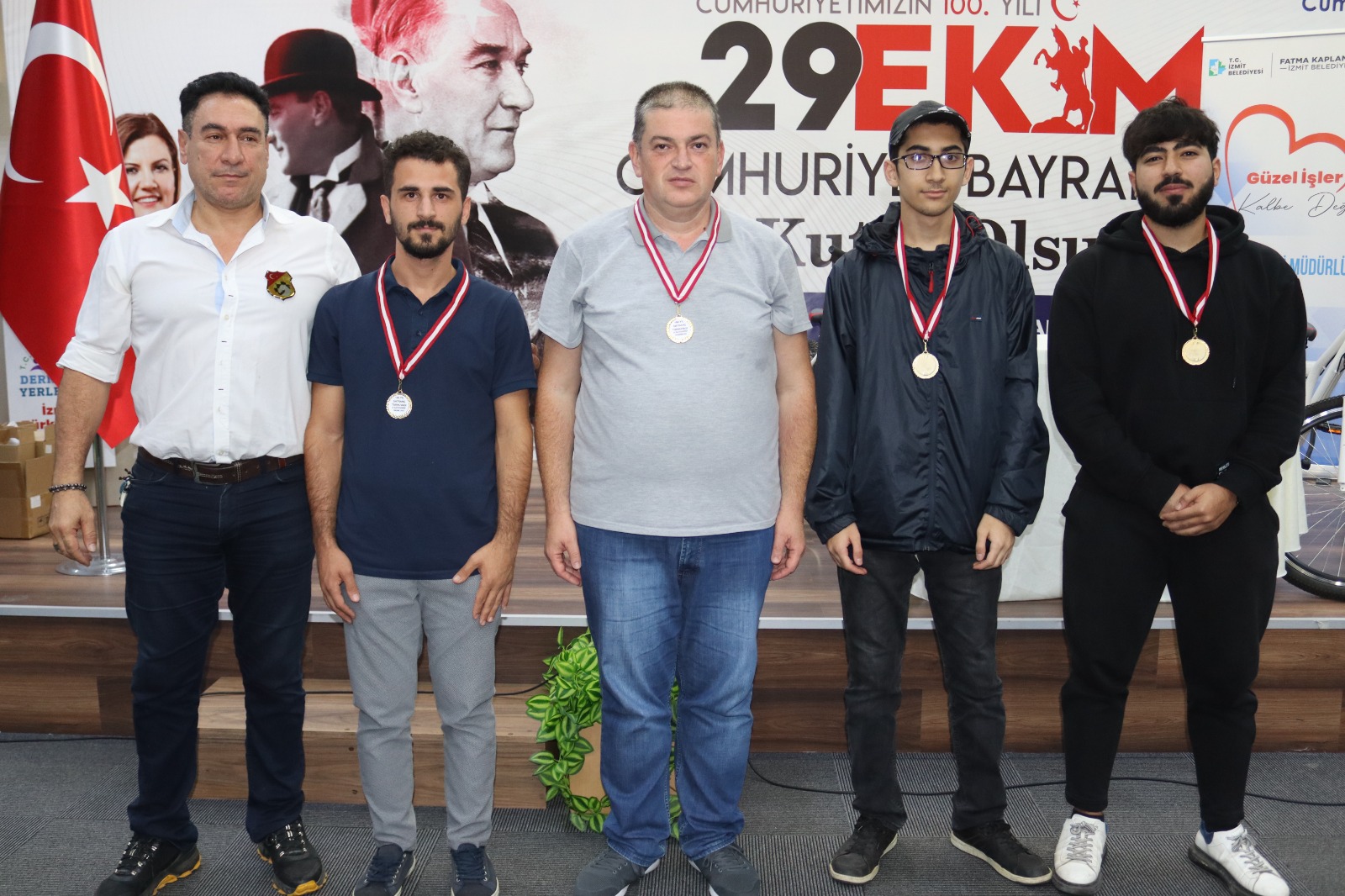 İzmit Belediyesi 100.Yıl Cumhuriyet Satranç Turnuvasında ödüller sahiplerini buldu (5)