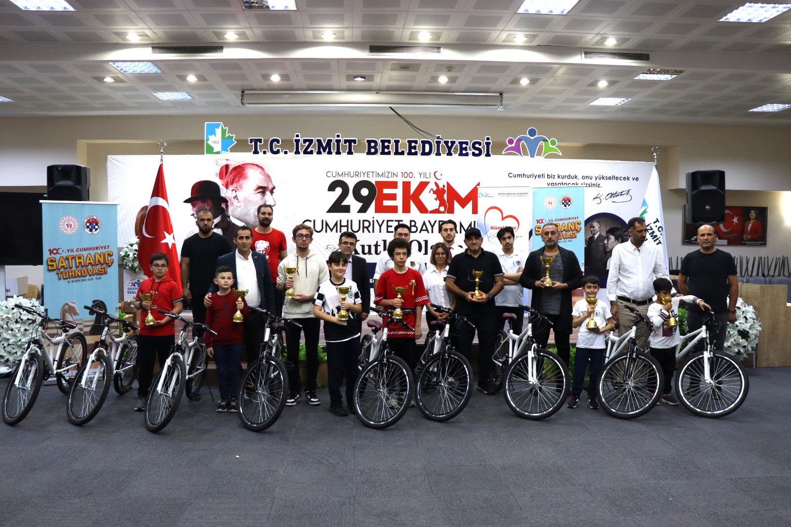 İzmit Belediyesi 100.Yıl Cumhuriyet Satranç Turnuvasında ödüller sahiplerini buldu (7)