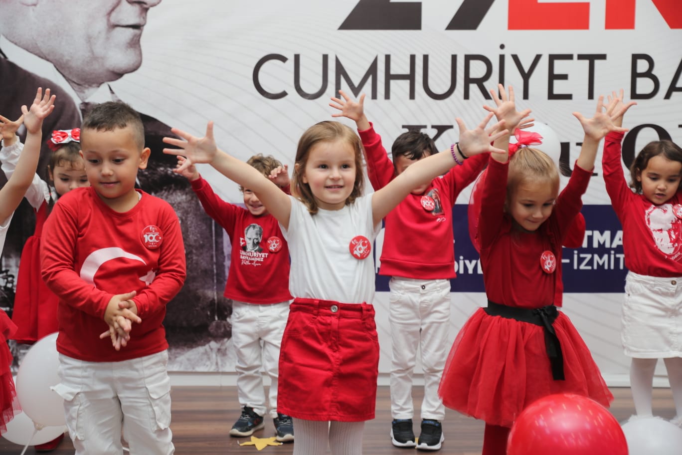 İzmit Belediyesi Çınar Çocuk Evi Cumhuriyetin 100. Yılını coşkuyla kutladı (1)
