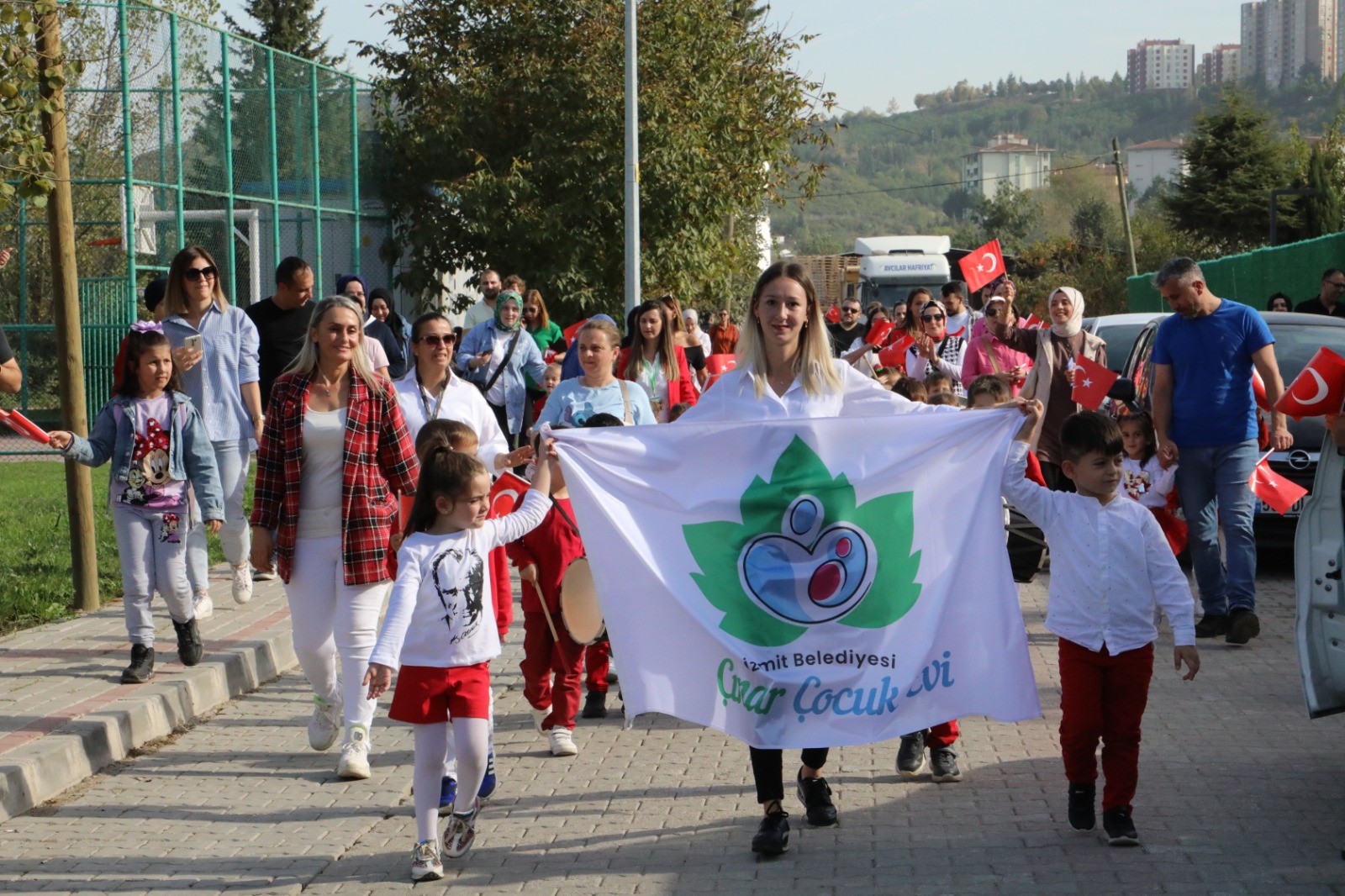 İzmit Belediyesi Çınar Çocuk Evi’nden 100. Yıl korteji (10)