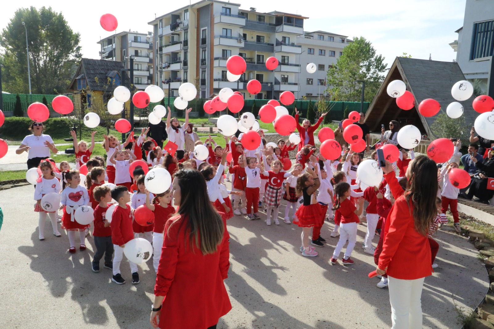 İzmit Belediyesi Çınar Çocuk Evi’nden 100. Yıl korteji (11)