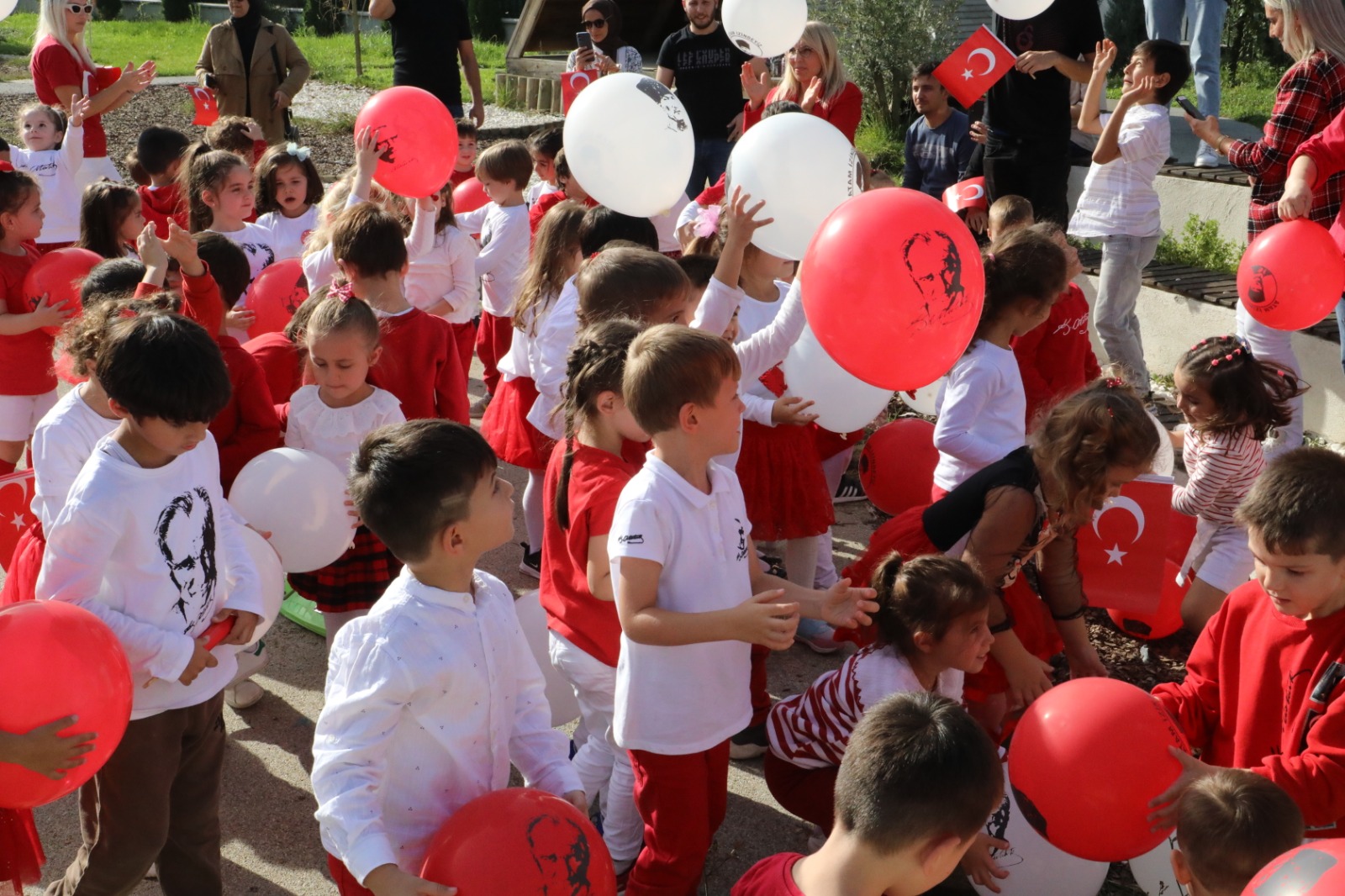 İzmit Belediyesi Çınar Çocuk Evi’nden 100. Yıl korteji (13)