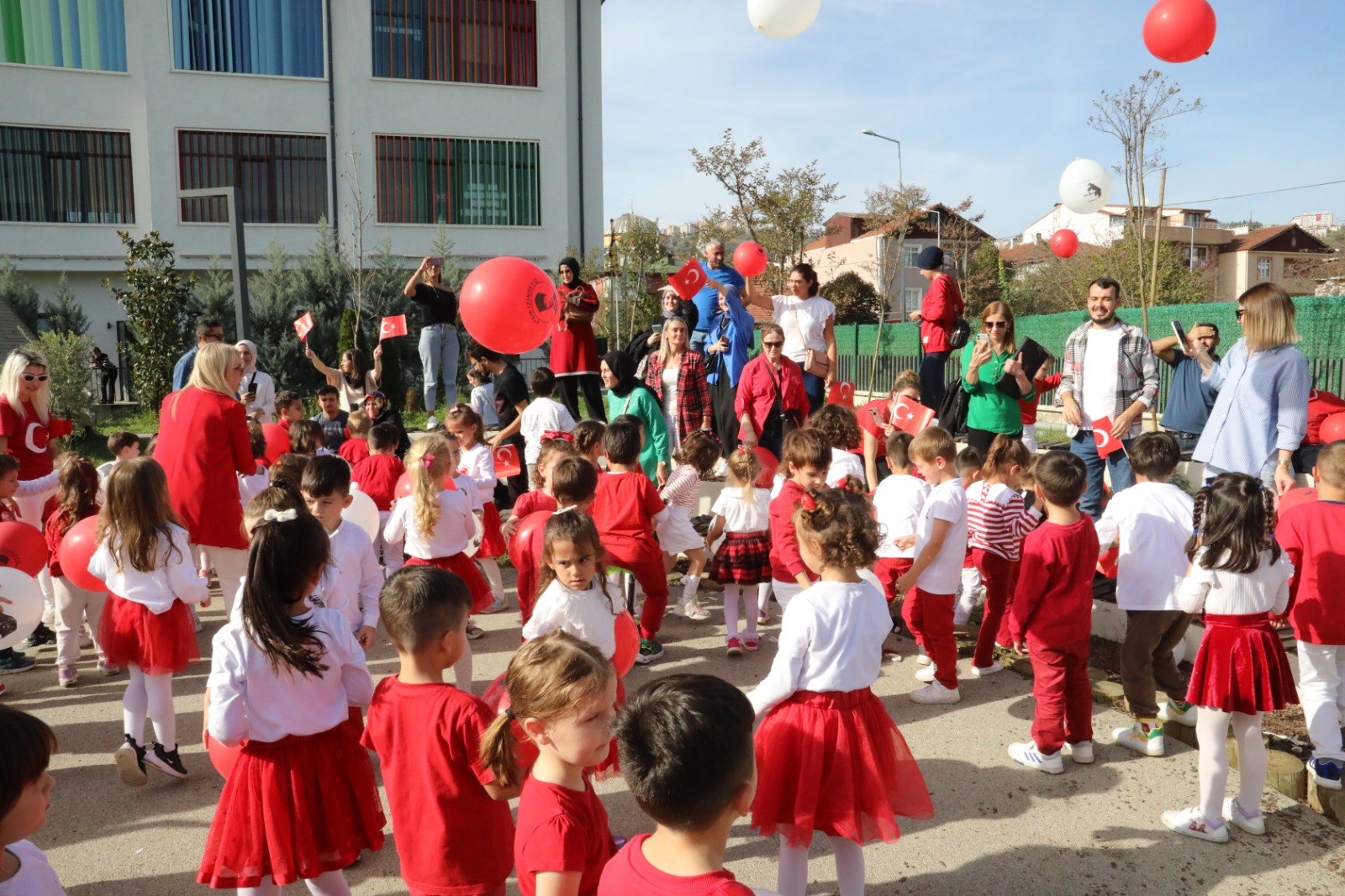 İzmit Belediyesi Çınar Çocuk Evi’nden 100. Yıl korteji (14)