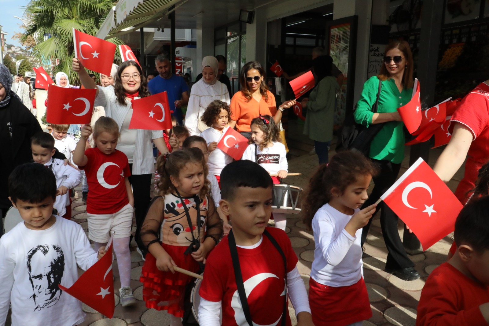 İzmit Belediyesi Çınar Çocuk Evi’nden 100. Yıl korteji (2)