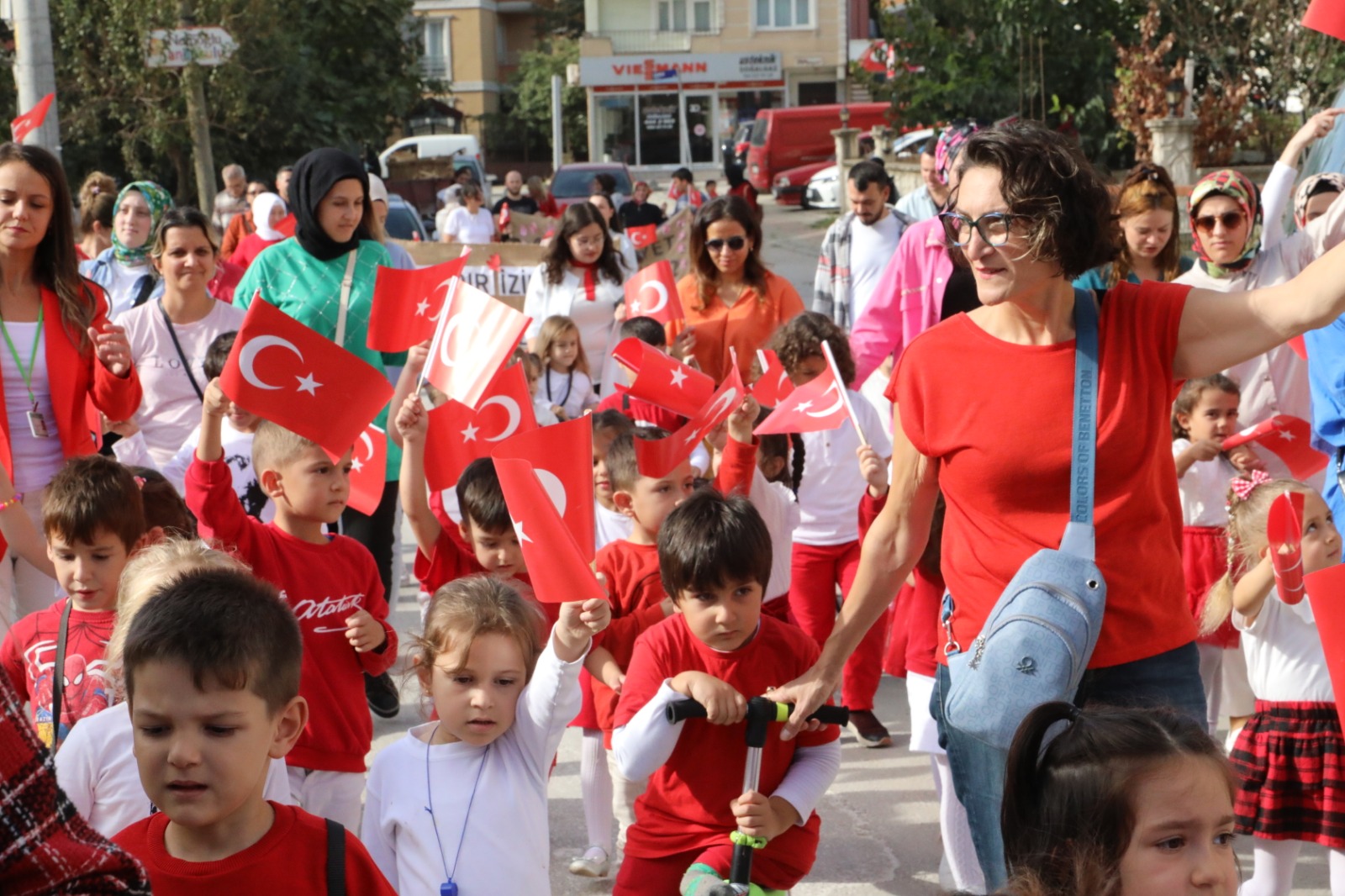 İzmit Belediyesi Çınar Çocuk Evi’nden 100. Yıl korteji (6)
