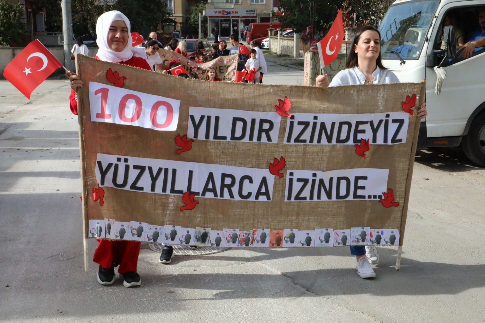 İzmit Belediyesi Çınar Çocuk Evi’nden 100. Yıl korteji (8)