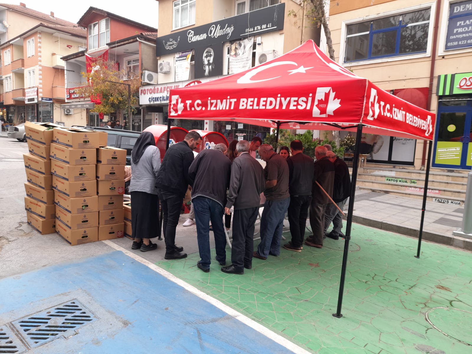 İzmit Belediyesi İBB’den hibe gelen fideleri vatandaşlarla buluşturdu (11)