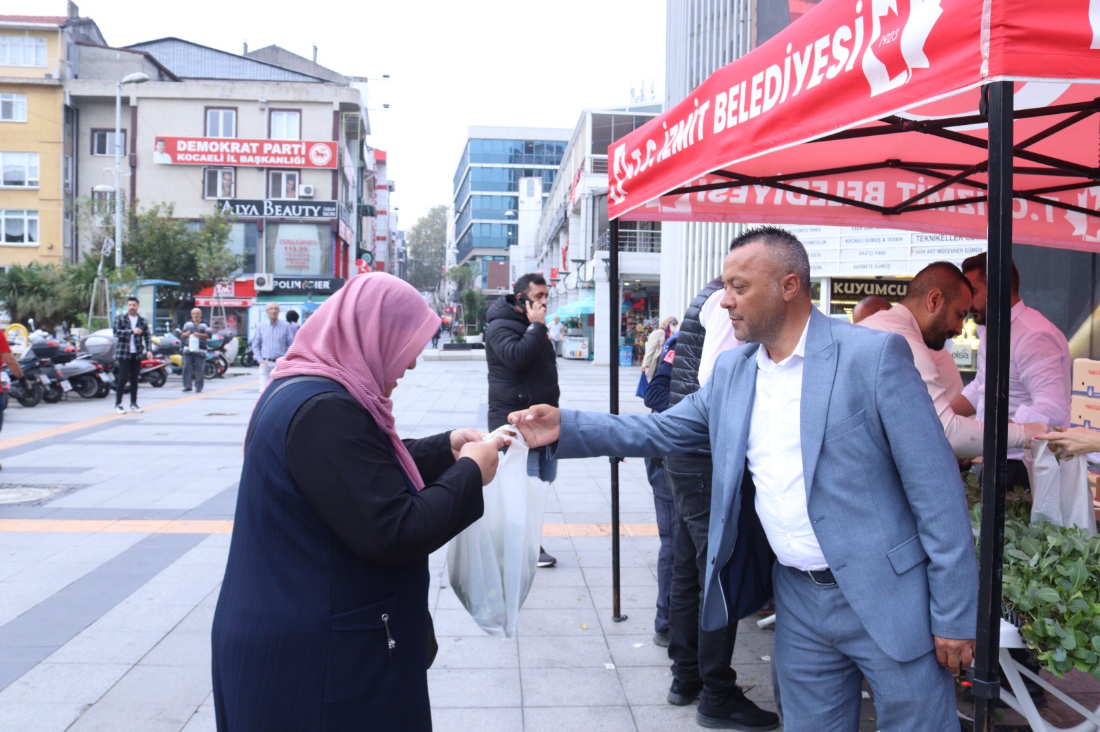 İzmit Belediyesi İBB’den hibe gelen fideleri vatandaşlarla buluşturdu (12)