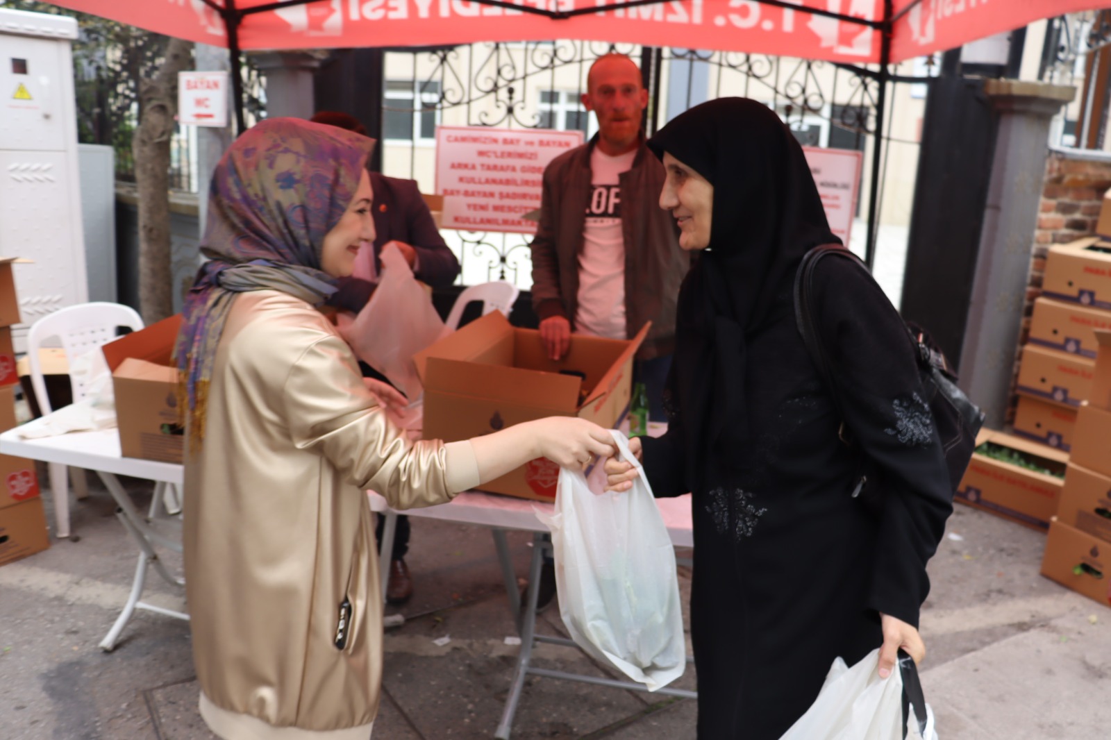 İzmit Belediyesi İBB’den hibe gelen fideleri vatandaşlarla buluşturdu (2)