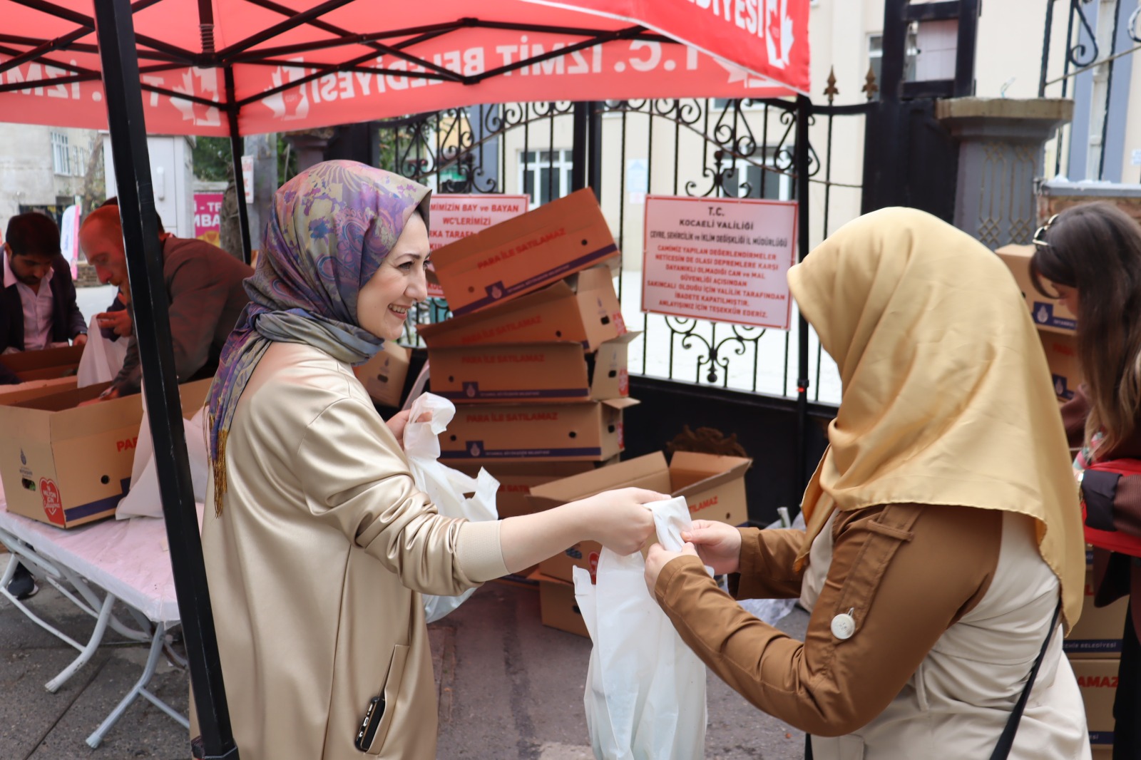 İzmit Belediyesi İBB’den hibe gelen fideleri vatandaşlarla buluşturdu (5)