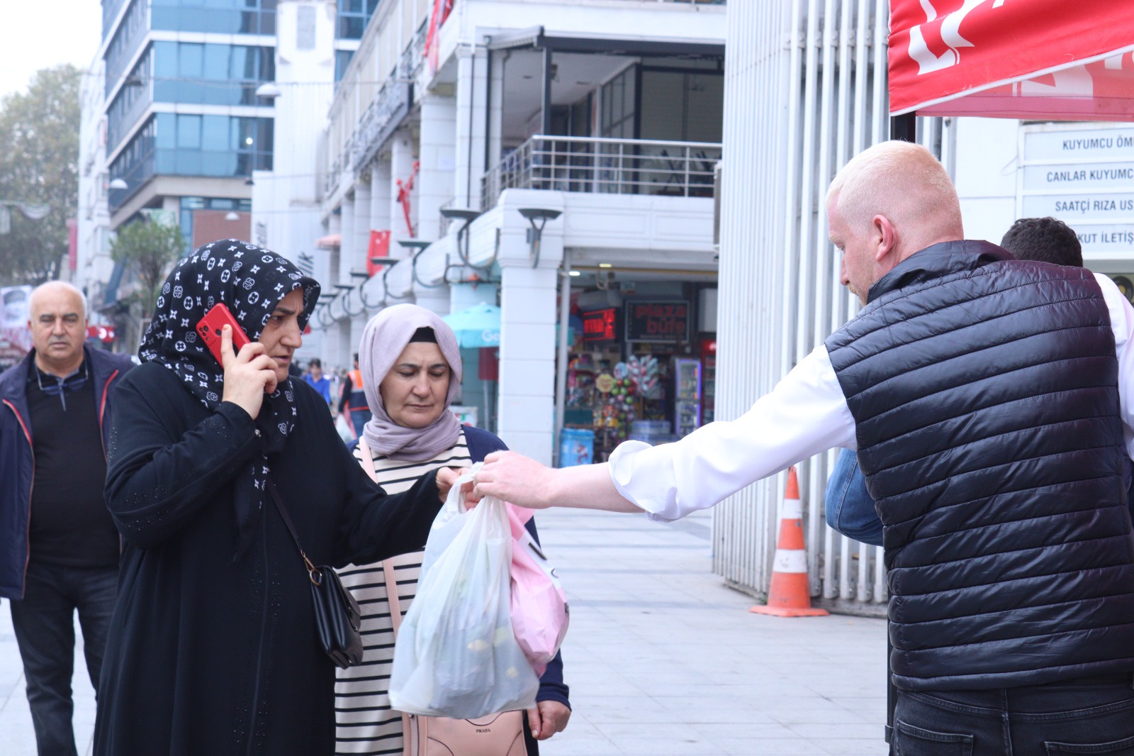 İzmit Belediyesi İBB’den hibe gelen fideleri vatandaşlarla buluşturdu (6)