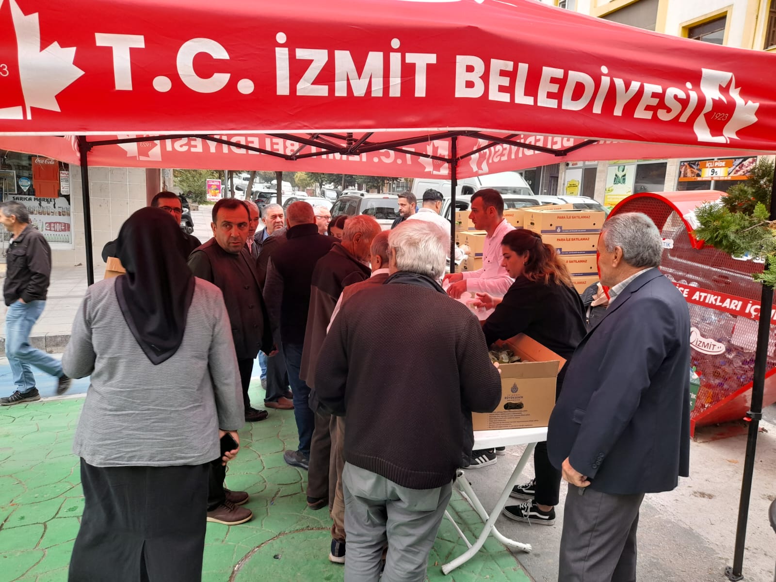 İzmit Belediyesi İBB’den hibe gelen fideleri vatandaşlarla buluşturdu (9)