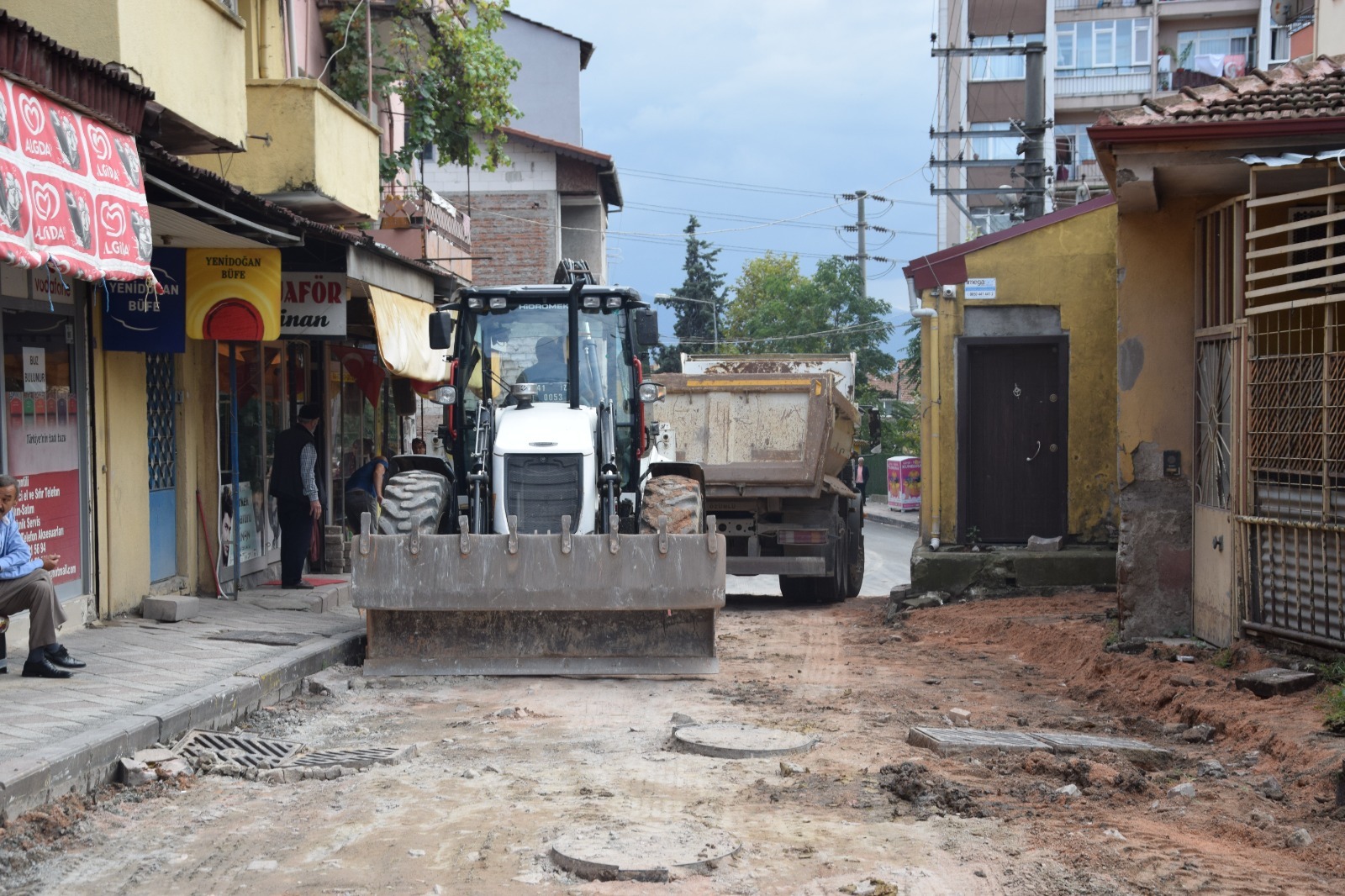 İzmit Belediyesi Yenidoğan'da 23 yıldır el sürülmeyen caddeyi yeniliyor (2)