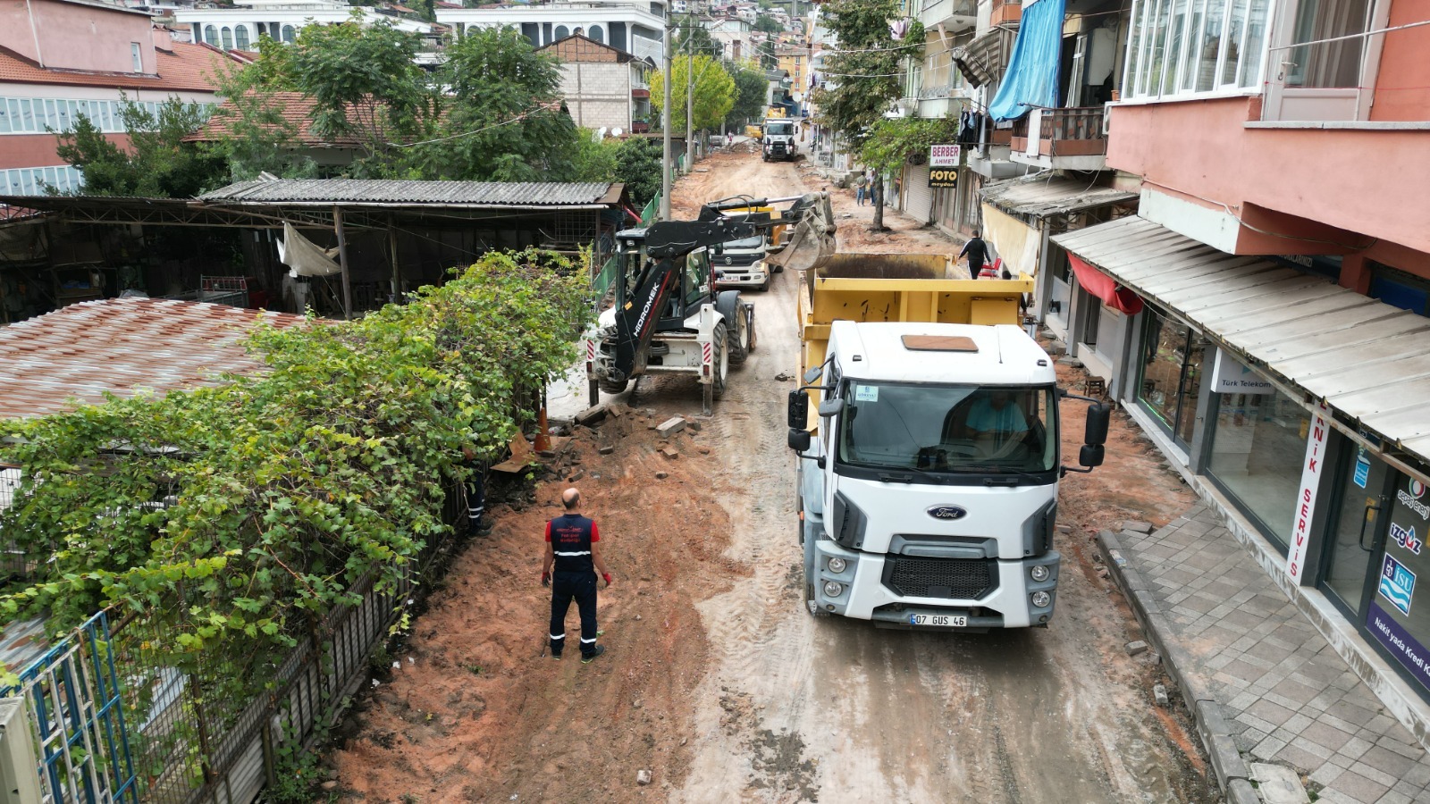 İzmit Belediyesi Yenidoğan'da 23 yıldır el sürülmeyen caddeyi yeniliyor (3)