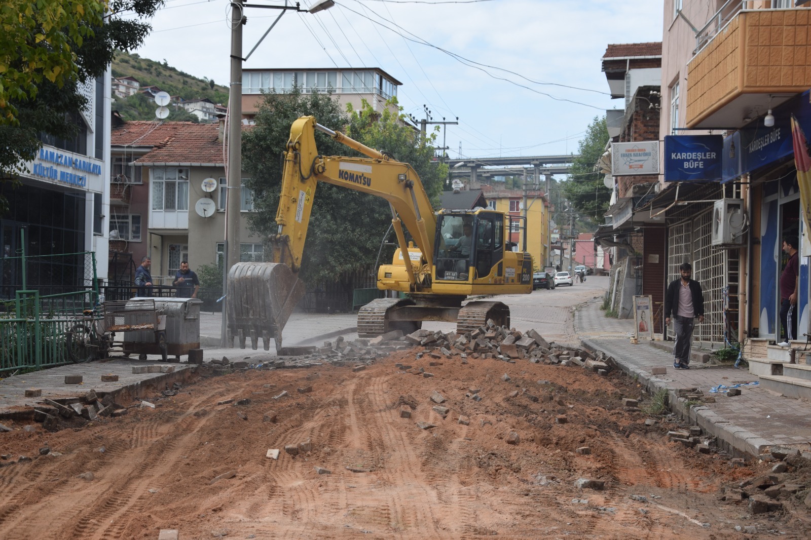 İzmit Belediyesi Yenidoğan'da 23 yıldır el sürülmeyen caddeyi yeniliyor (4)