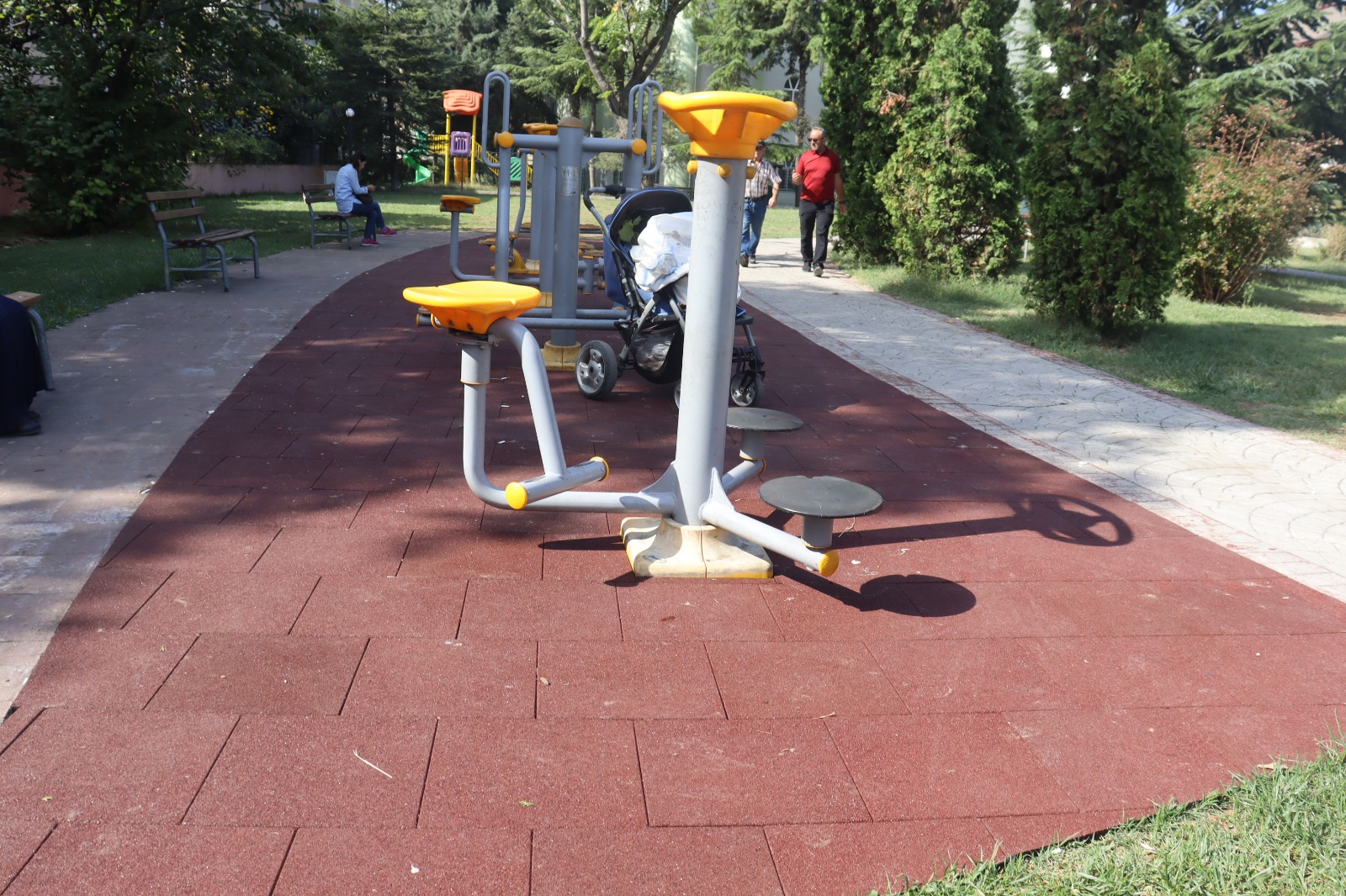 Izmit Belediyesi park ve oyun alanlarini daha güvenli ve konforlu hale getiriyor (1)