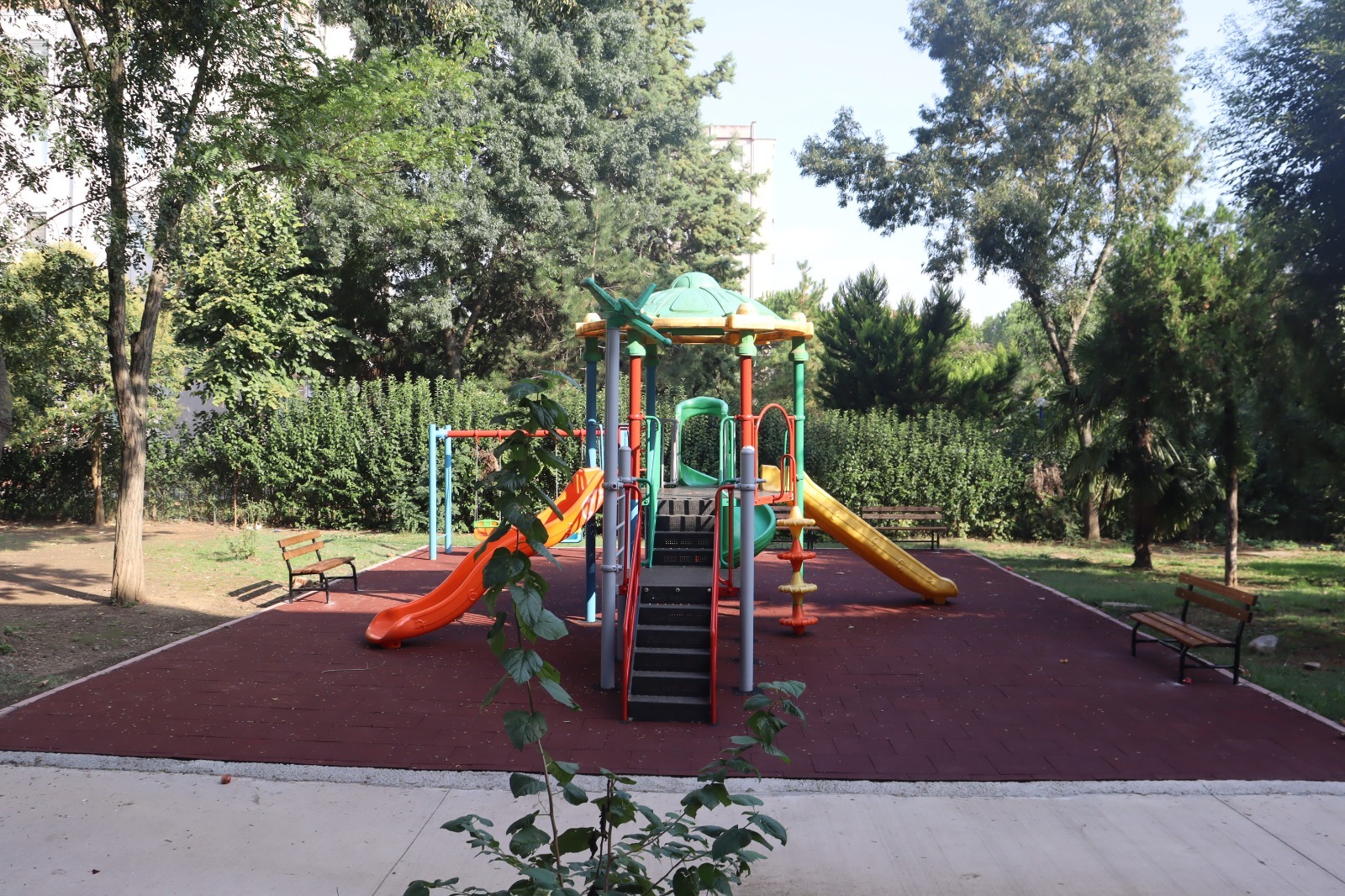 Izmit Belediyesi park ve oyun alanlarini daha güvenli ve konforlu hale getiriyor (2)